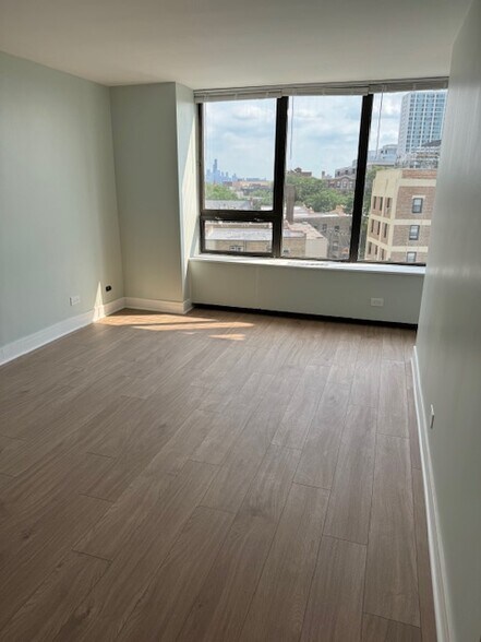 loving area - 3930 N Pine Grove Ave