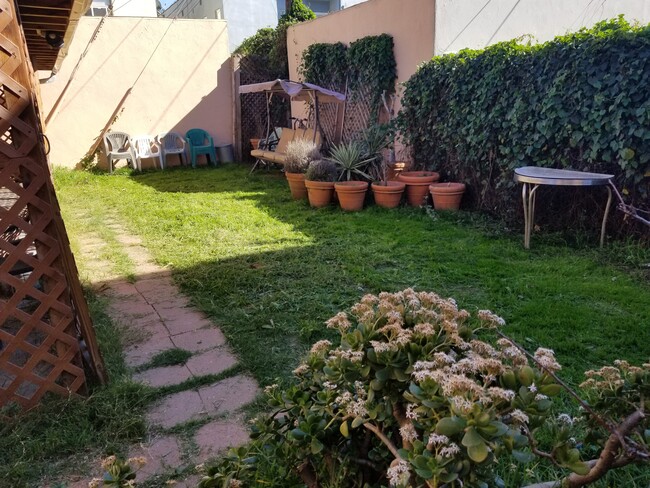 you Can BBQ - 464 N Orange Grove Ave