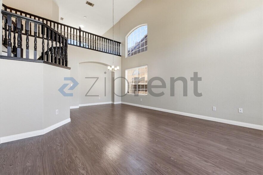 Building Photo - 27165 Hemingway Ct