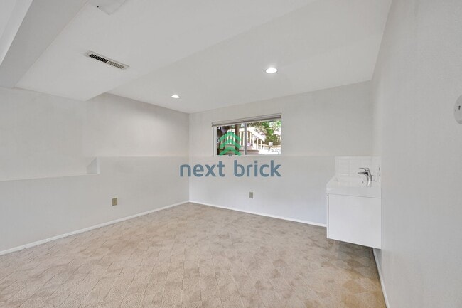 Building Photo - Beautiful 6-Bedroom Home on a Quiet Cul-de...
