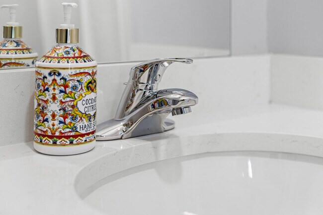 Building Photo - 95 Broadway-SI ID1240367P