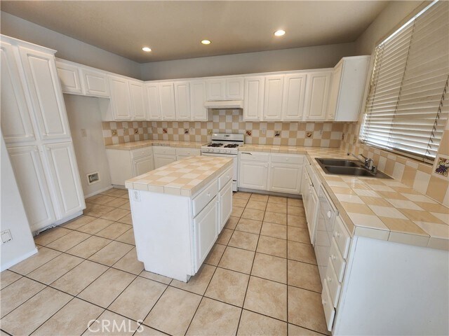 Building Photo - 15752 Home Ct
