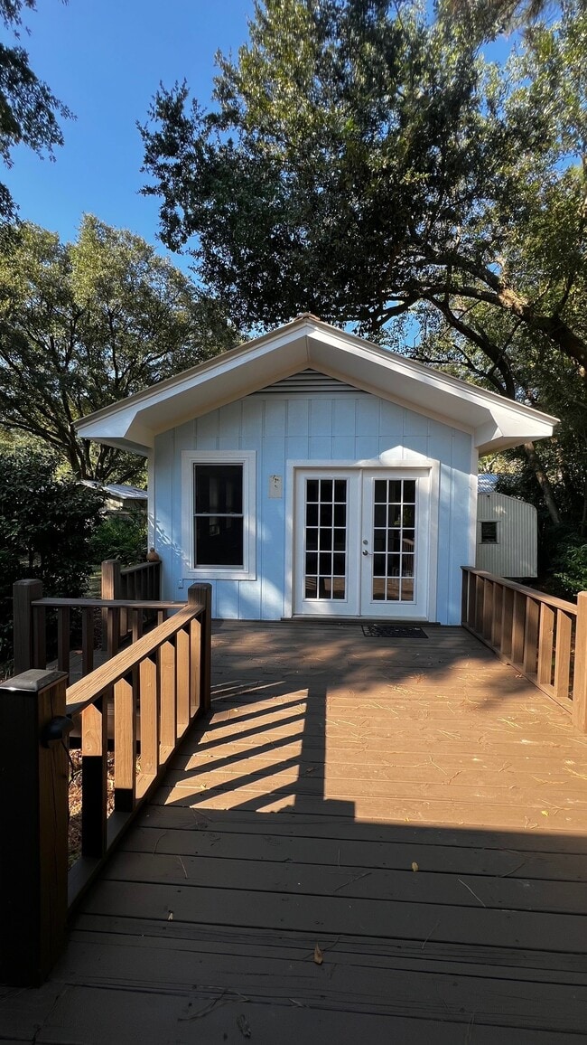 Building Photo - 905 Van Ave