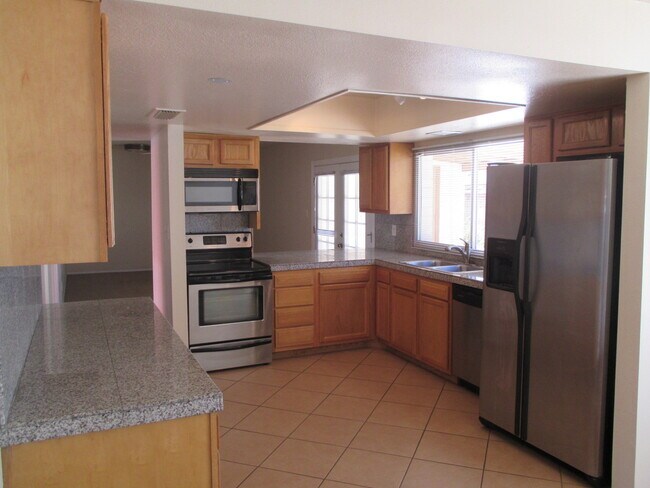 Building Photo - Tempe 4 Bed 2 Bath Includes Pool & Landscaping - Great Location