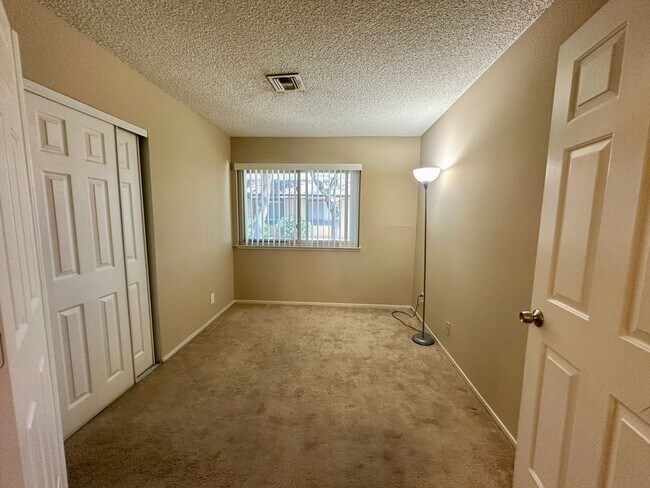 Building Photo - 6114 Meadowgrass Ln