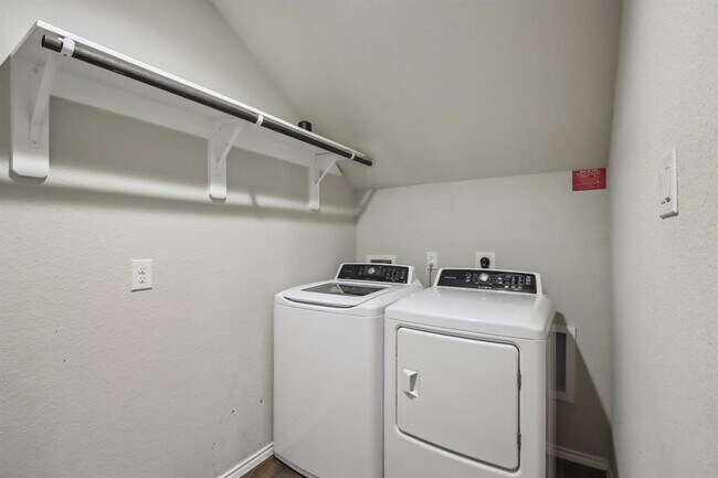 Building Photo - 8414 Aster Gln Wy
