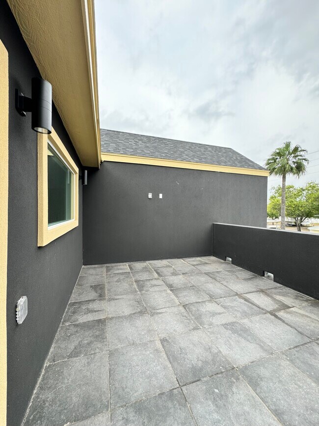 Building Photo - 708 W Seminole Ave