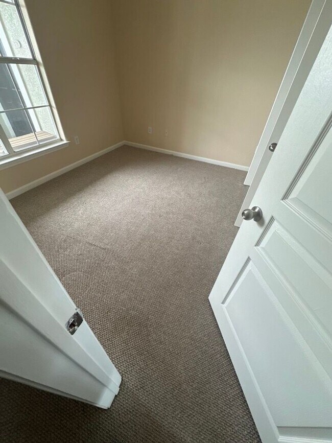 Building Photo - 2 Bedroom - 1 Bathroom - Gardens of Bridge...