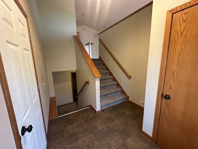 Building Photo - 4 Bedroom Townhome
