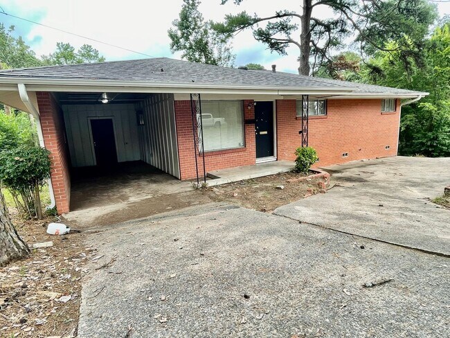 Building Photo - Newly updated!