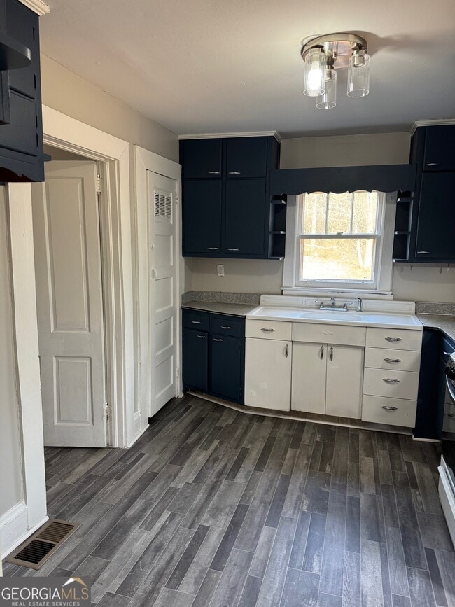 Building Photo - 202 1/2 Pleasant St