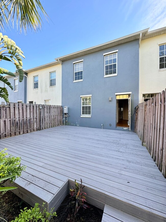 Building Photo - Stunning and Unique Luxury Town Home for R...