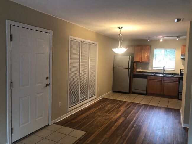 Building Photo - Great location, 2/2 close to UF , Shopping & Dining