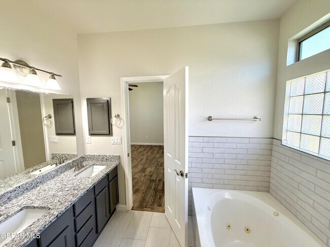 Building Photo - 12749 Tierra Salas Dr