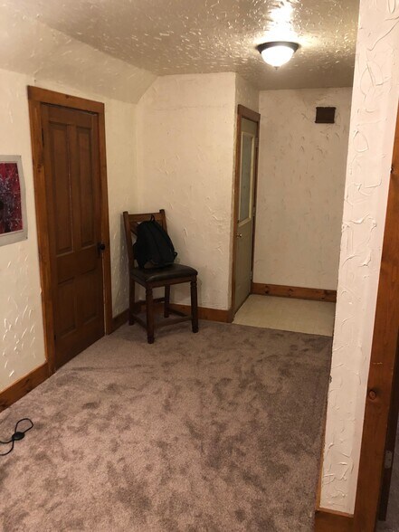 Entry - 112 S Bassett St