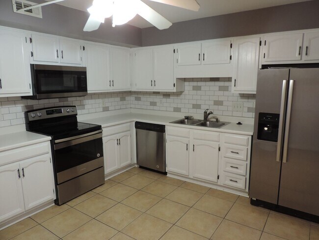 Building Photo - 8807_HUNTER_RIDGE