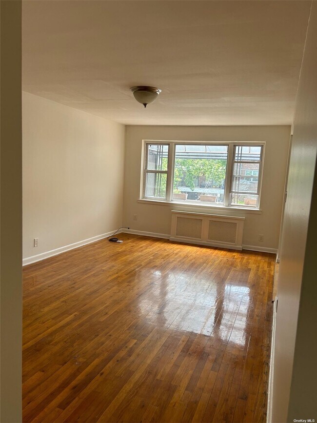 Building Photo - 731 E 82nd St