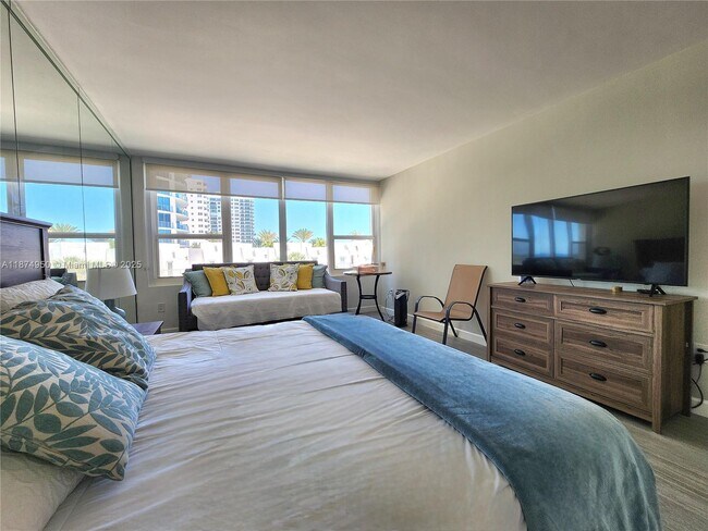 Building Photo - 3505 S Ocean Dr