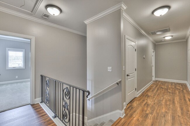 Building Photo - Stunning Executive Townhome in the Heart o...