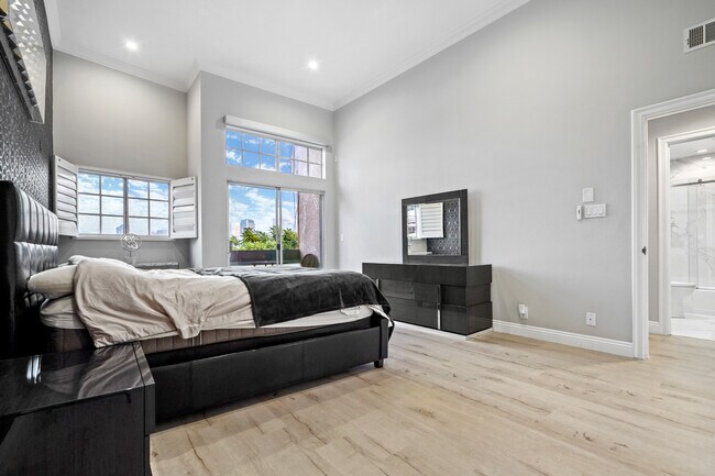 Building Photo - 10627 Ashton Ave