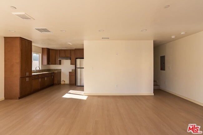 Building Photo - 1118 W 110th St