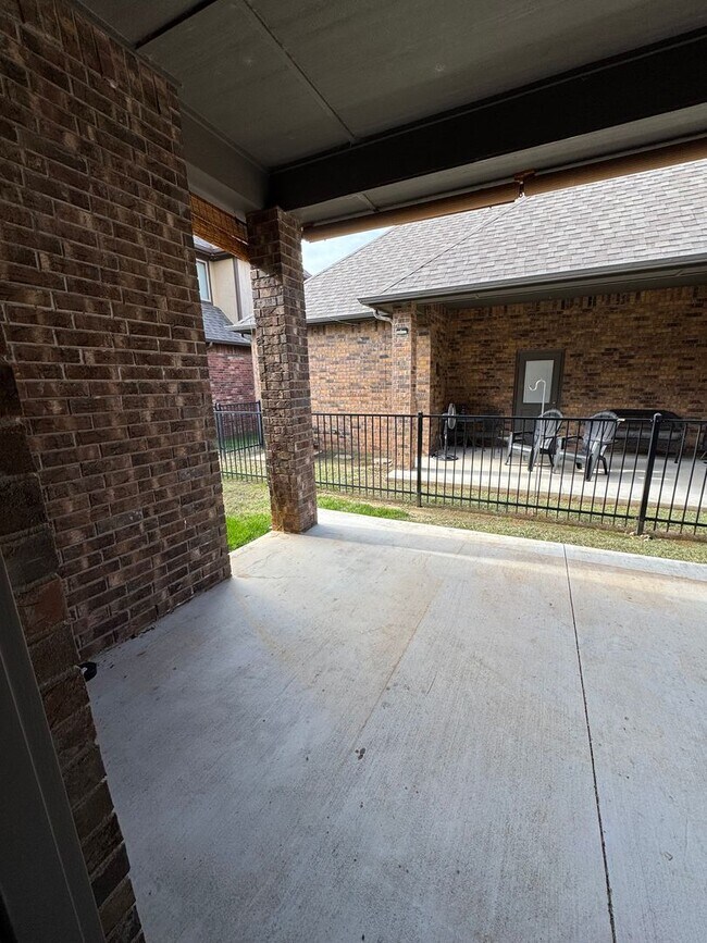Building Photo - Charming 2 bed/2 bath in gated community The Enclave!