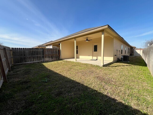 Building Photo - Luxury 3/2 Duplex in Seguin, Texas