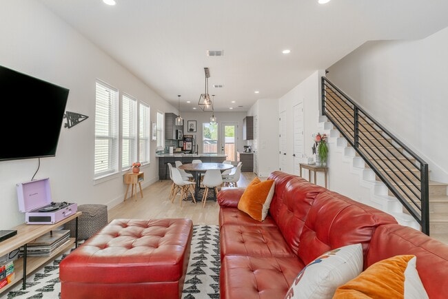 Building Photo - 719 Eleanor Ave