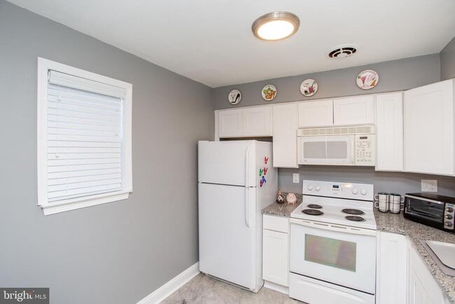 Building Photo - 33 Dogwood Ln