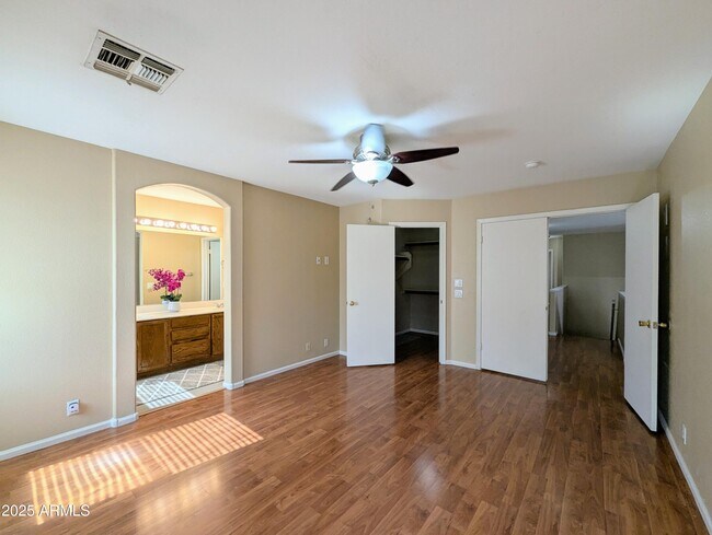Building Photo - 8861 W Paradise Dr