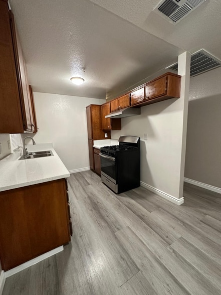 Building Photo - 16645 Valencia Ave