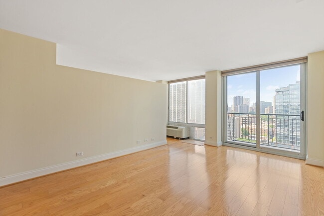Building Photo - 450 W Briar Pl