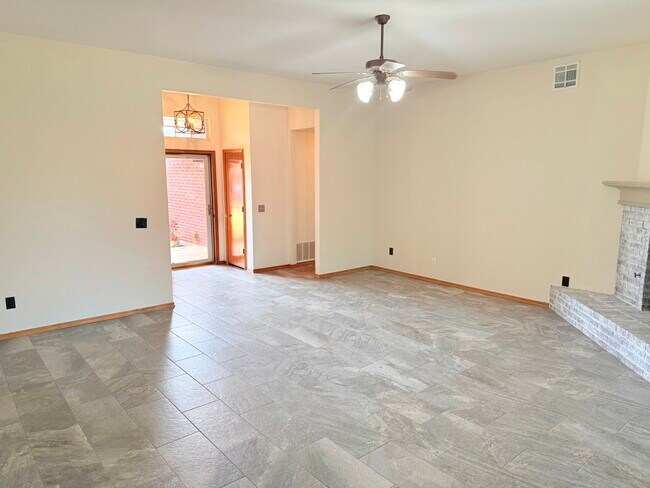 Building Photo - 700 Eastview Dr