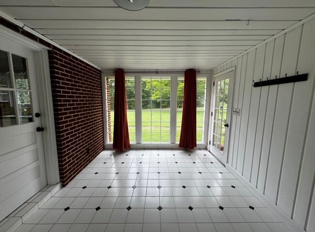 Building Photo - 4011 Rolling Hill Dr