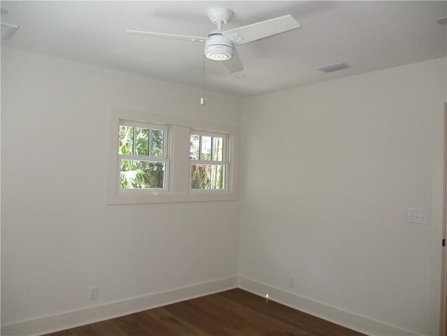 Building Photo - 403 Oleander Rd