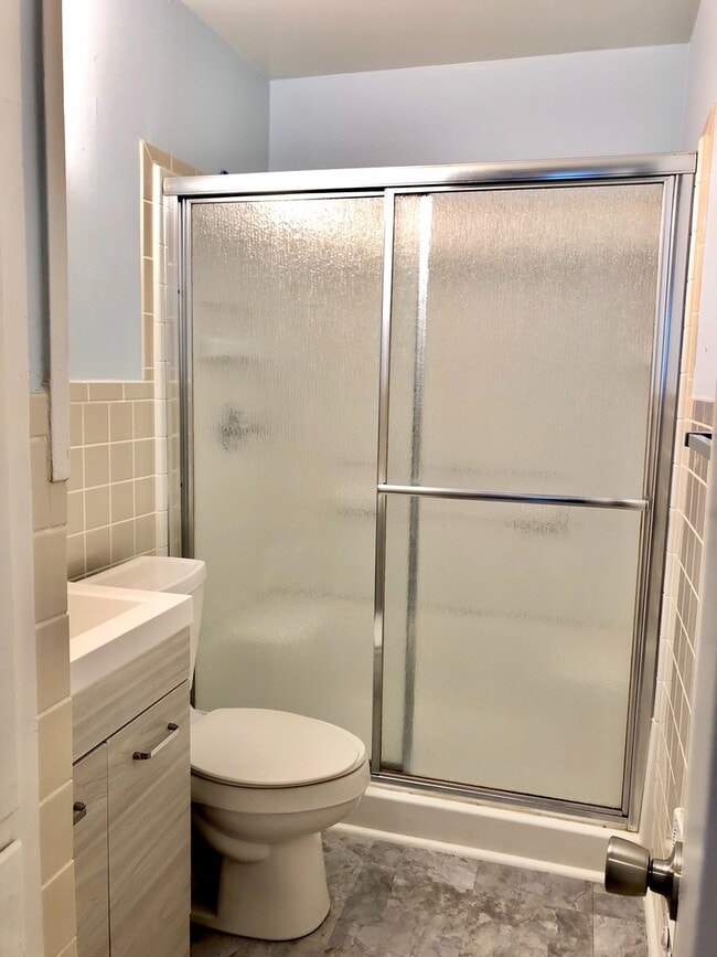 Building Photo - 3 Bed 1 Bath Move In Ready!