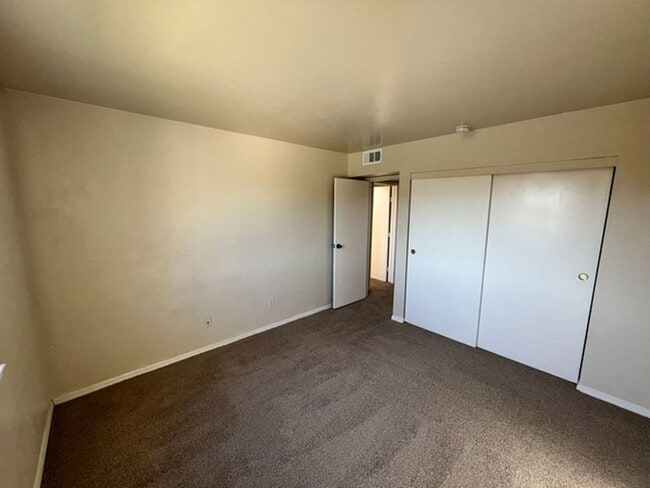 Building Photo - Conveniently located Refreshed Two Bedroom Condo