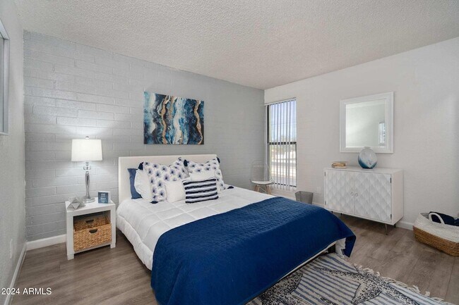 Building Photo - 1601 W Camelback Rd