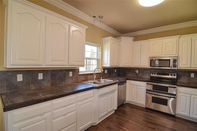 Building Photo - 6113 W Pleasant Dr