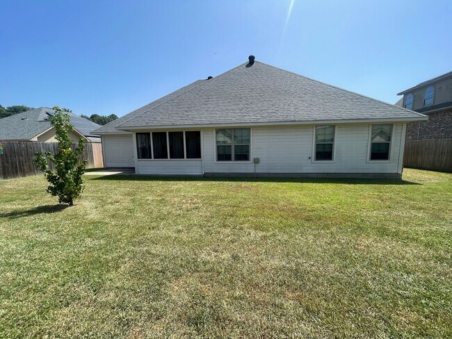 Building Photo - 132 Lola Cir