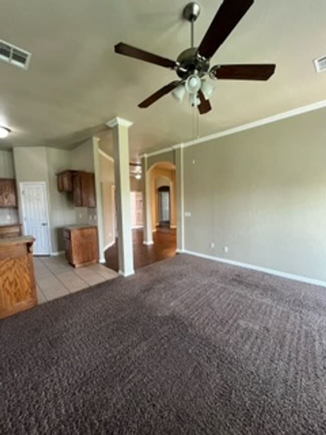 Building Photo - Convenient Location with easy access to So...