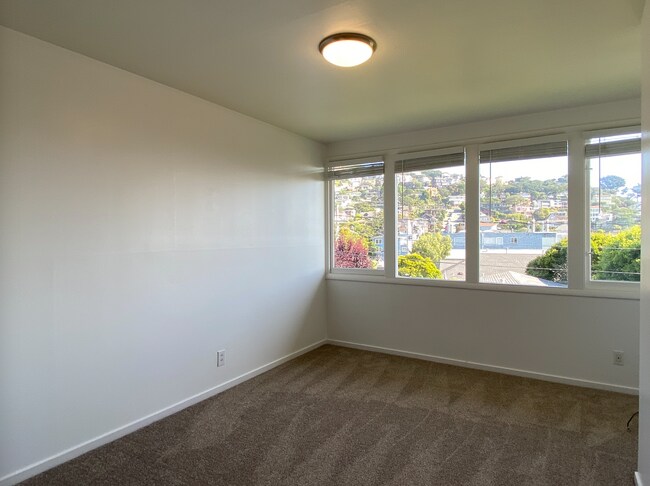 Building Photo - 1BR/1BA Charmer! BAY VIEWS and Parking! Laundry On-Site! Balcony! PROGRESSIVE