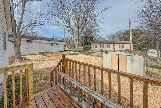 Building Photo - 937 E Main St