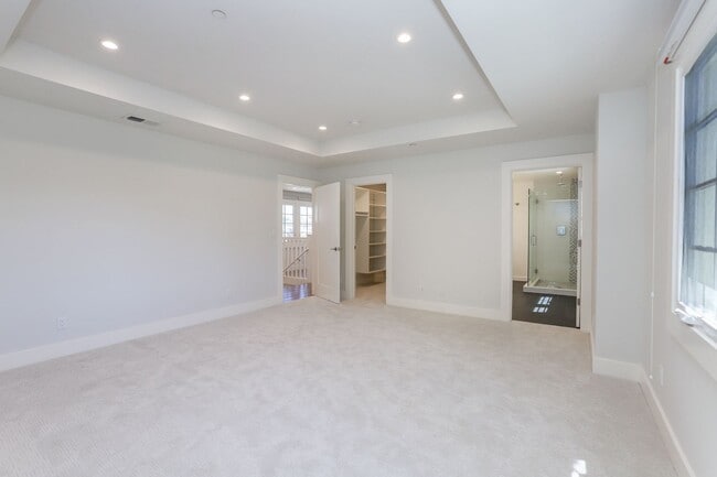 Building Photo - 2 Bed / 2.5 Bath Luxurious townhome near d...
