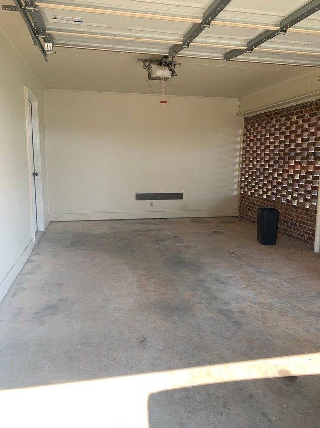 Building Photo - 3BR/2BA Home Across From Turtle Back Entra...