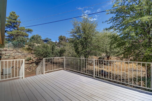 Building Photo - Immaculate 3 bedroom, 2 bath home in Prescott Heights