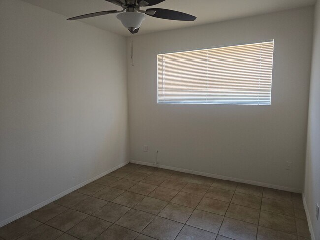 Building Photo - Beautiful 5 bedroom and 2 bath home in Pho...