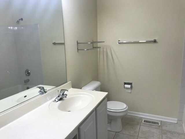 Building Photo - 2440 Oneida Ln