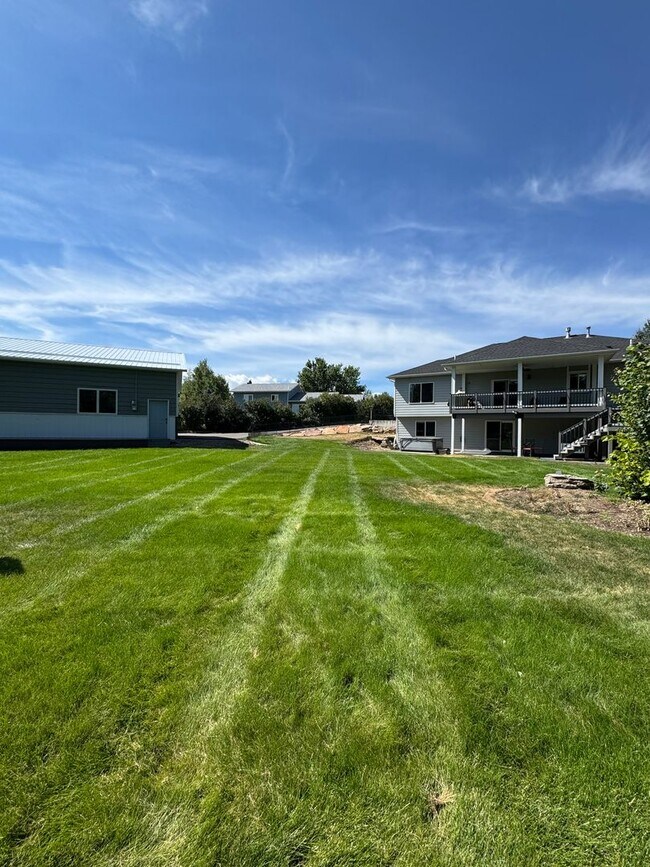 Building Photo - Spacious and Private 5-Bedroom Home for Re...
