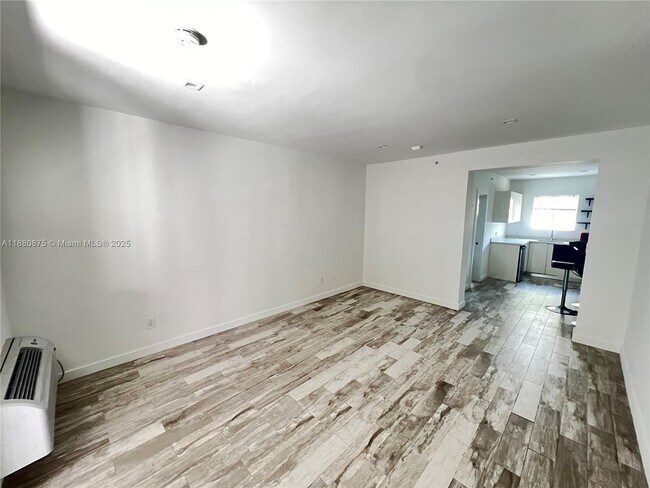 Building Photo - 220 Collins Ave